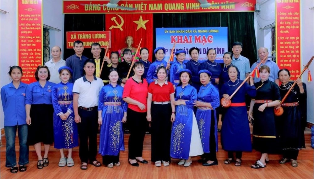 Lớp truyền dạy hát then, đàn tính, các làn điệu dân ca cho gần 30 học viên dân tộc Tày  ở xã Tràng Lương (TP Đông Triều, Quảng Ninh)