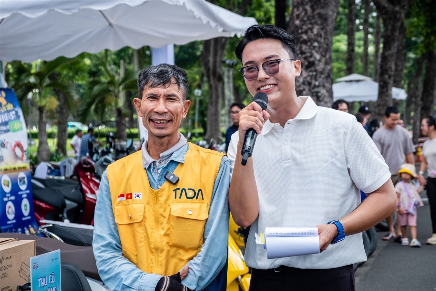 Anh Đỗ Văn Trọng (bên trái, áo vàng) sống tại TP.HCM quyết định mua Evo200 để tối ưu chi phí đi lại.