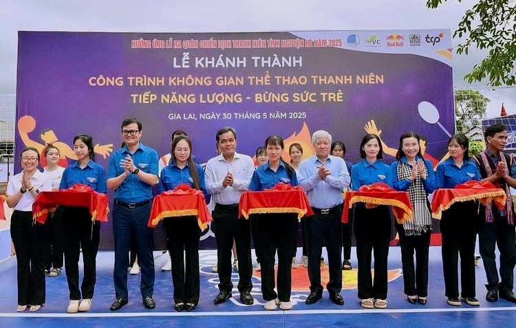 Các đồng chí: Đỗ Văn Chiến, Ủy viên Bộ Chính trị, Bí thư Trung ương Đảng, Chủ tịch MTTQ Việt Nam; Hồ Văn Niên, Bí thư Tinh ủy tỉnh Gia Lai; Bùi Quang Huy , Bí Thư thứ nhất Trung ương Đoàn cắt băng khánh thành công trình sân chơi thể thao tại làng Mrông Yố 1, xã Ia Ka, H.Chư Păh (Gia Lai) Các đồng chí: Đỗ Văn Chiến, Ủy viên Bộ Chính trị, Bí thư Trung ương Đảng, Chủ tịch MTTQ Việt Nam; Hồ Văn Niên, Bí thư Tinh ủy tỉnh Gia Lai; Bùi Quang Huy , Bí Thư thứ nhất Trung ương Đoàn cắt băng khánh thành công trình sân chơi thể thao tại làng Mrông Yố 1, xã Ia Ka, H.Chư Păh (Gia Lai)