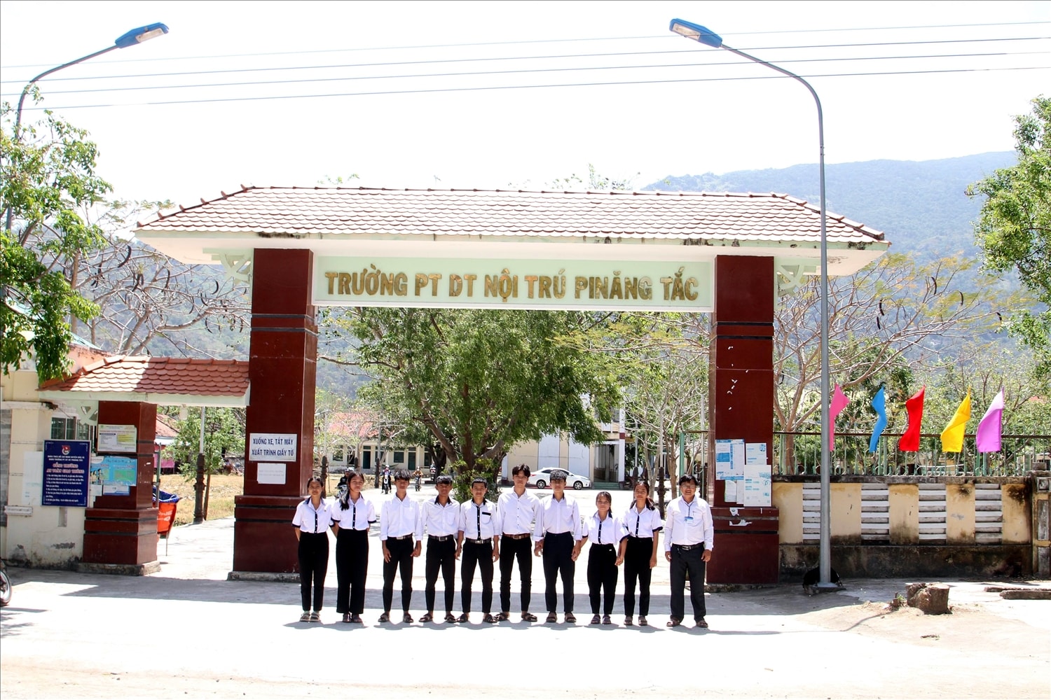Trường Phổ thông Dân tộc Nội Trú Pi Năng Tắc (huyện Bác Ái) được Nhà nước đầu tư xây dựng khang trang đáp ứng tốt nhu cầu học tập của học sinh Raglay. 