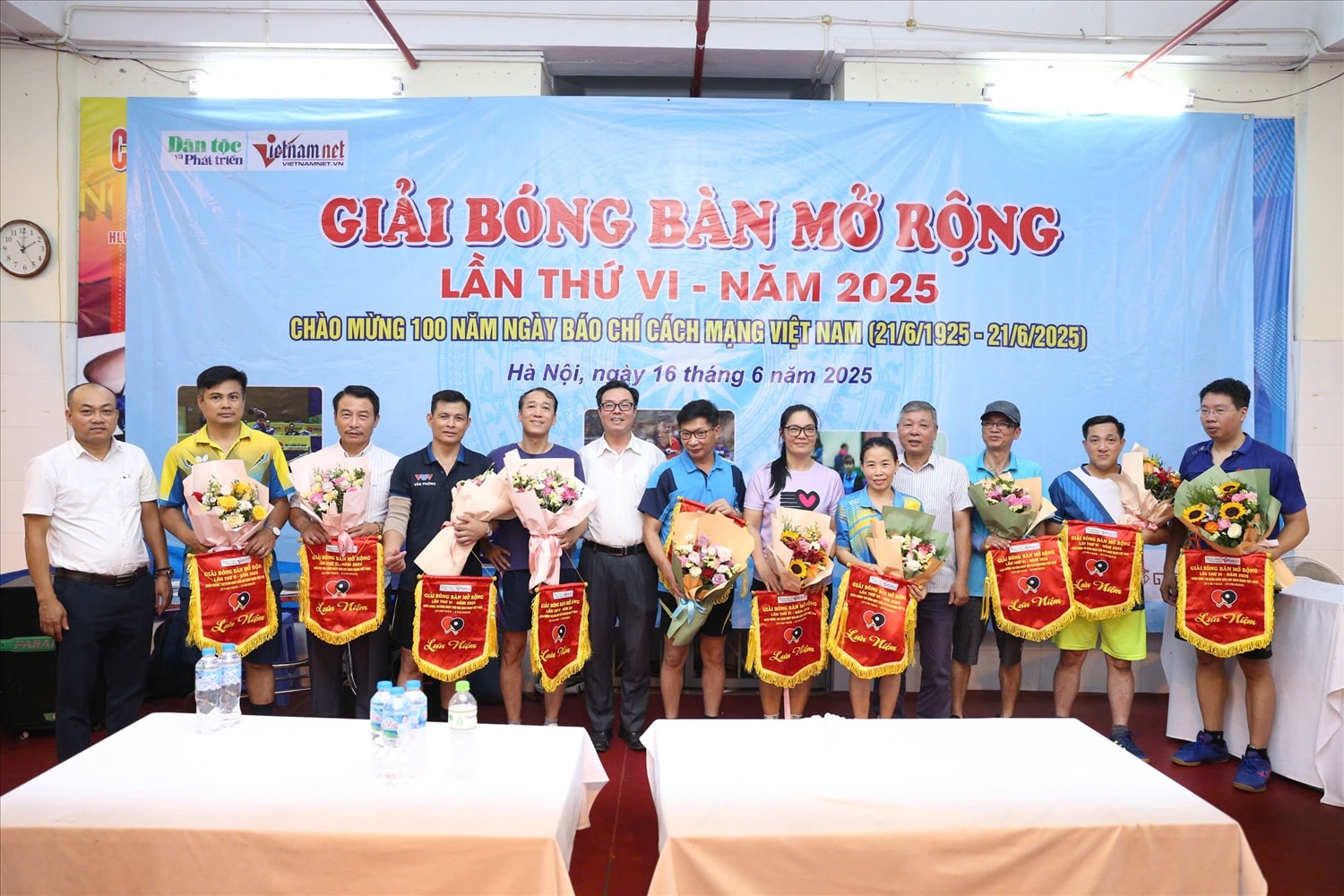 Ban Tổ chức trao Cờ lưu niệm cho các vận động viên tham gia giải đấu