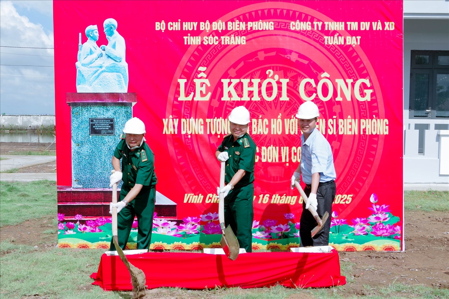 Các đại biểu thực hiện nghi thức động thổ khởi công xây dựng công trình Tượng đài “Bác Hồ với chiến sĩ Biên phòng” tại Đồn Biên phòng Vĩnh Châu ( Sóc Trăng)