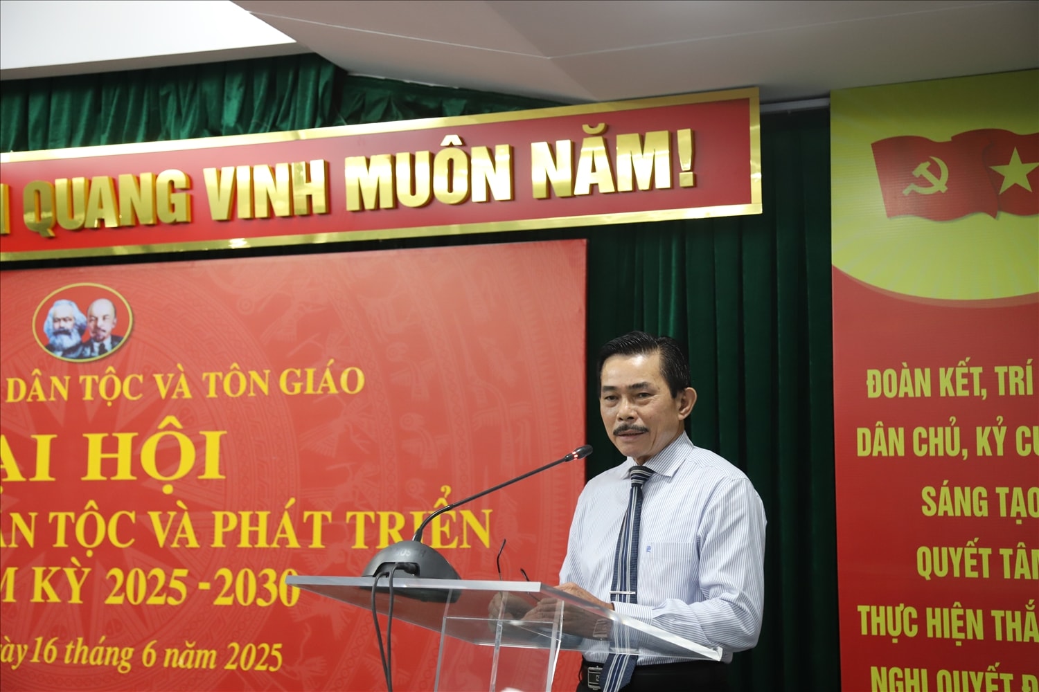 Ông Lê Công Bình, Tổng Biên tập Báo Dân tộc và Phát triển phát biểu tại Đại hội