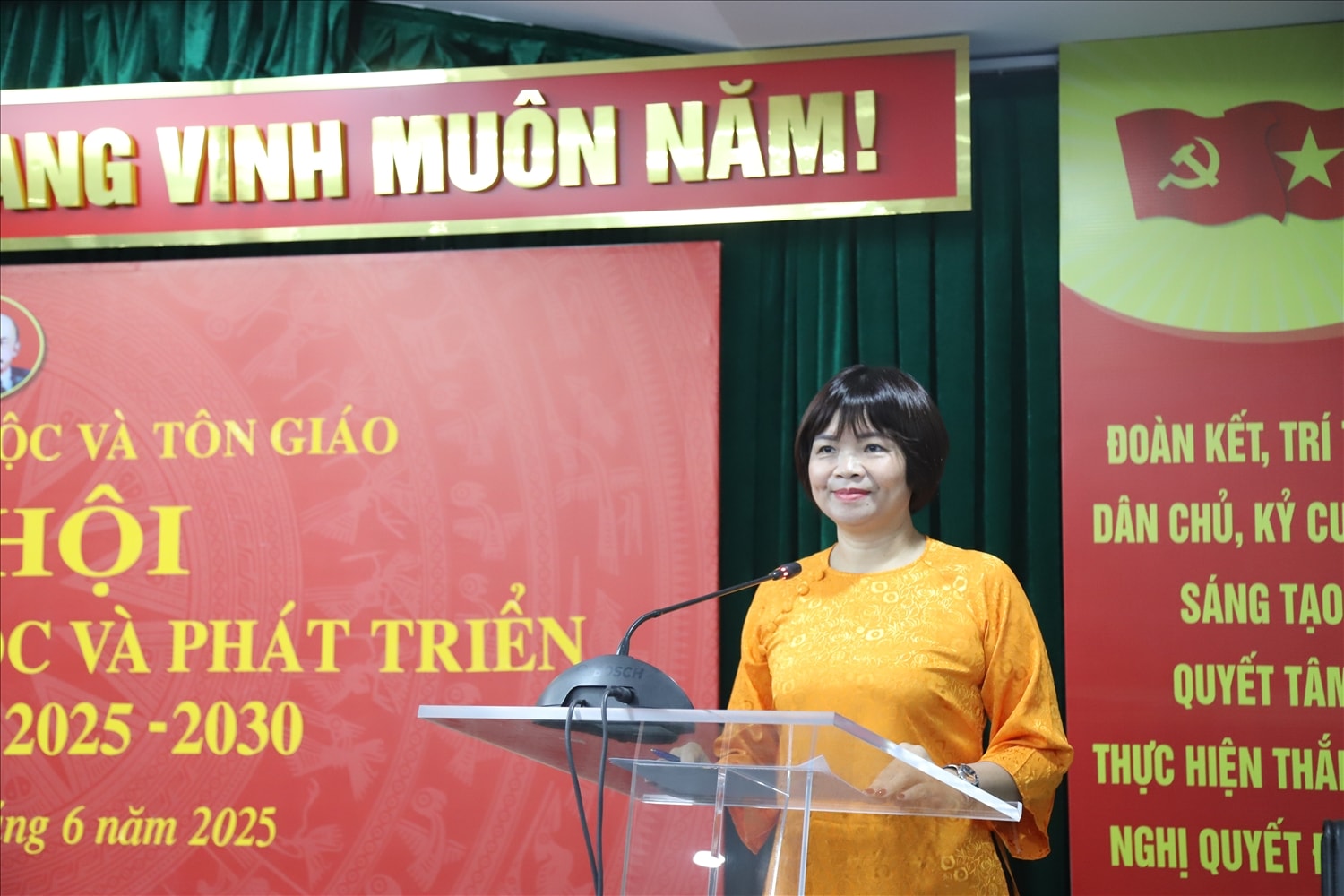 Bà Bùi Thị Hạ, Phó Bí thư Chi bộ nhiệm kỳ 2022-2025 báo cáo tại Đại hội