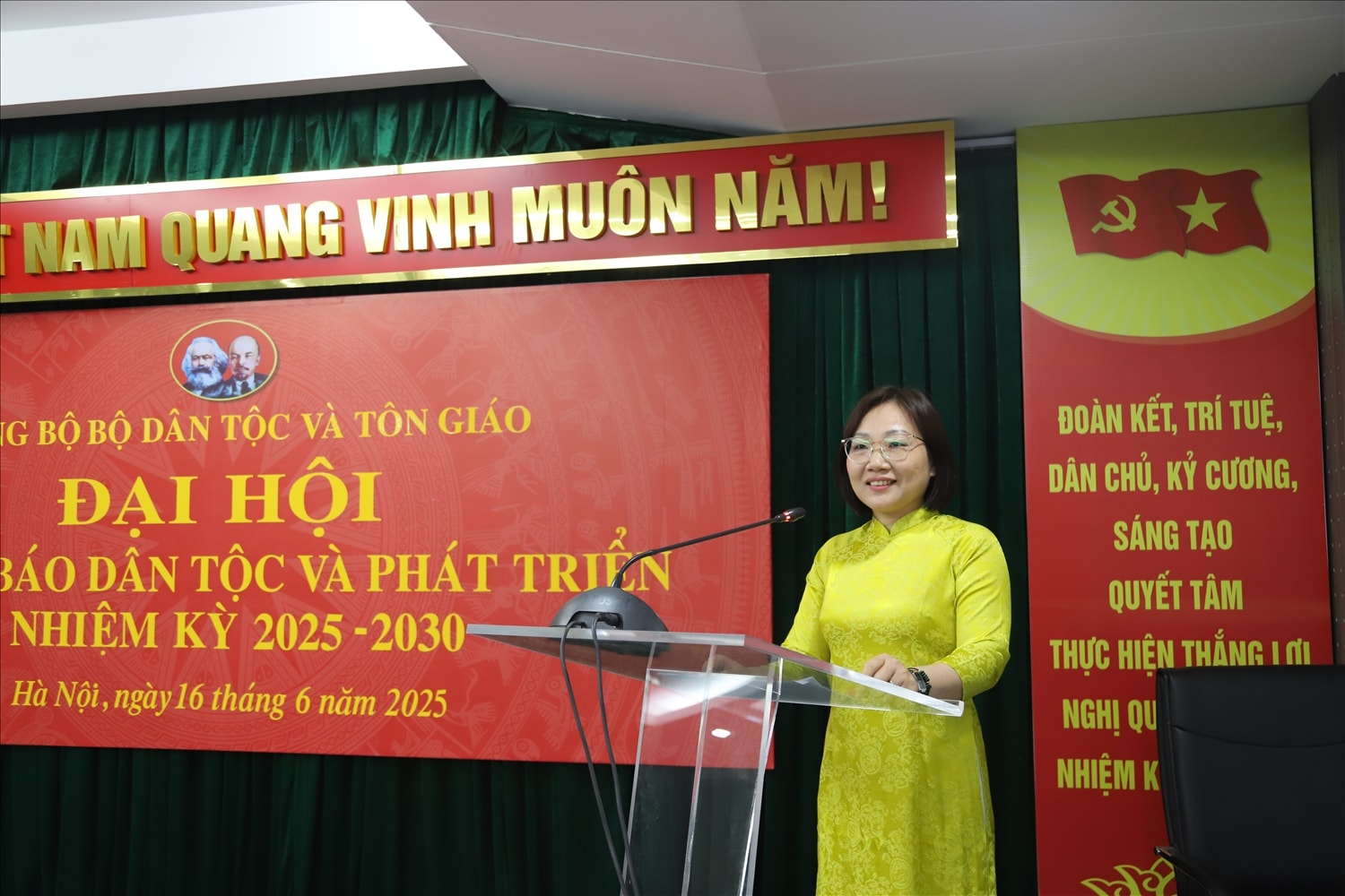 Bà Lê Thị Ngọc, Chi ủy viên Chi bộ Báo Dân tộc và Phát triển báo cáo chương trình Đại hội