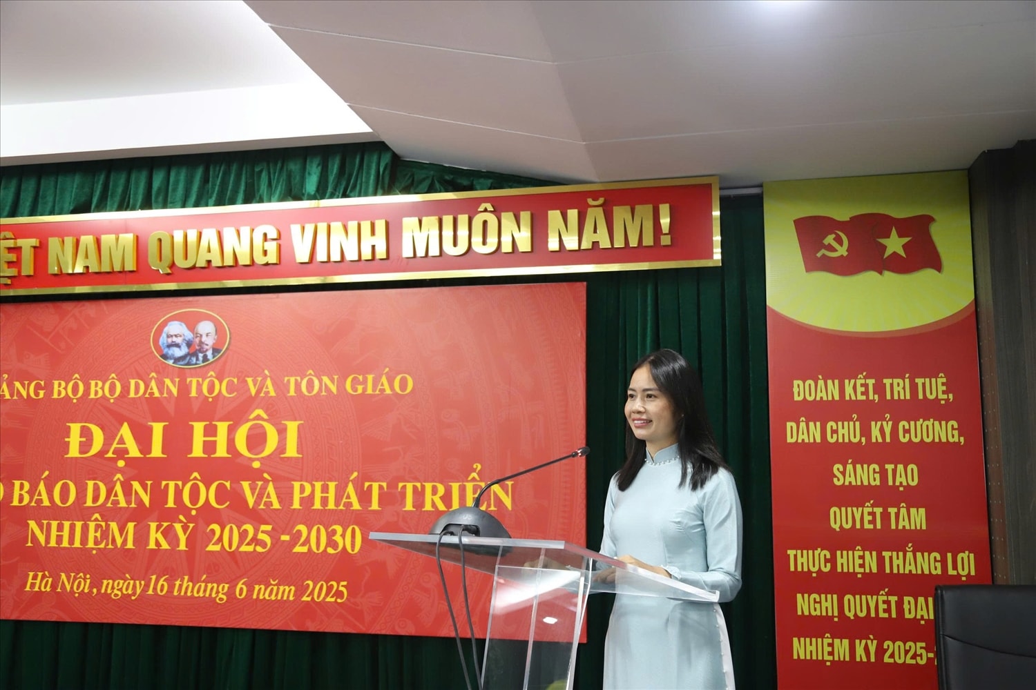 Bà Cù Thị Hương, Trưởng ban Phóng viên, Thư ký Chi hội Báo Dân tộc và Phát triển tham luận tại Đại hội