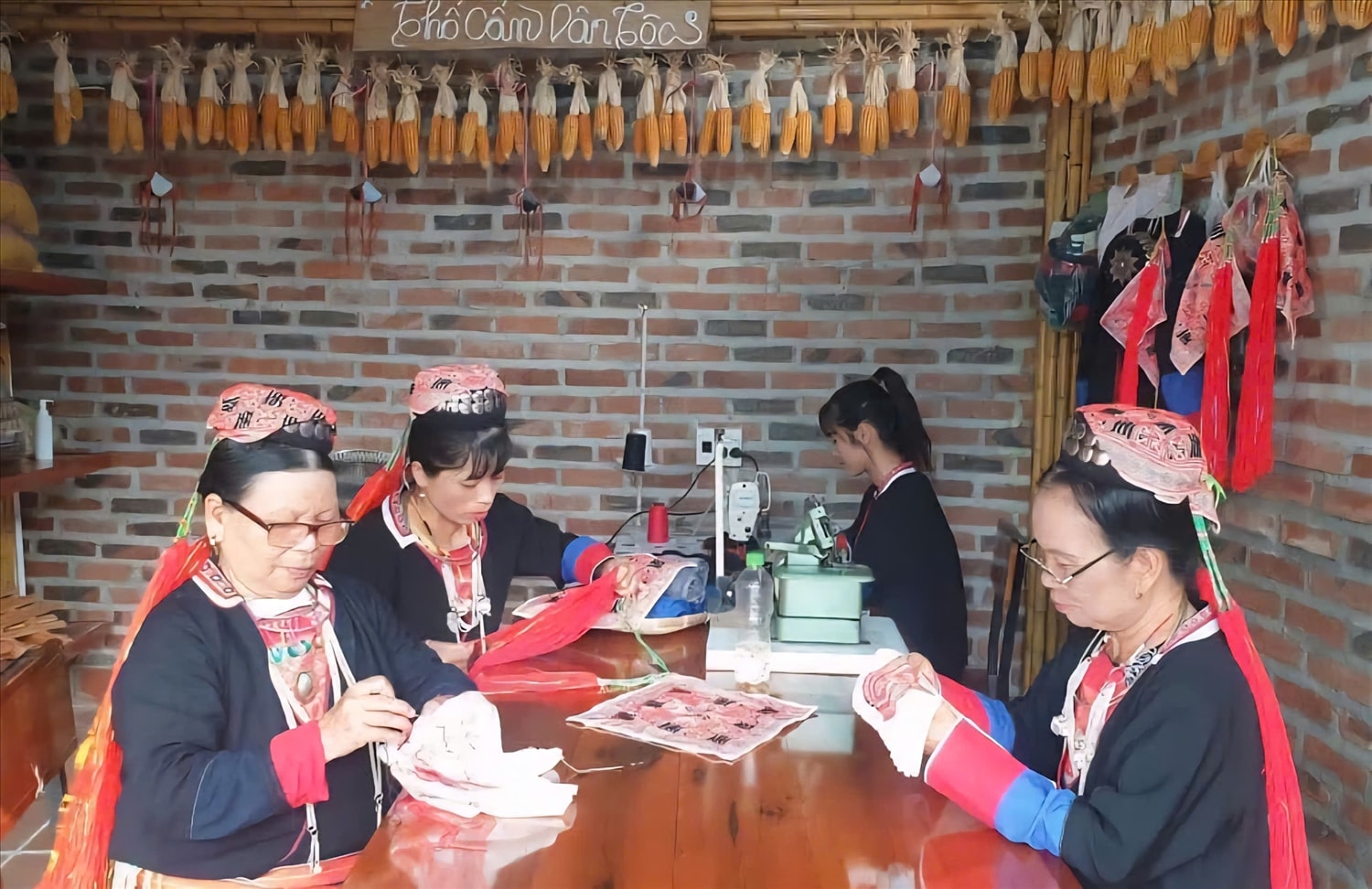 Người Dao Thanh Y ở Thượng Yên Công tích cực phục dựng nghề thêu Người Dao Thanh Y ở Thượng Yên Công tích cực phục dựng nghề thêu