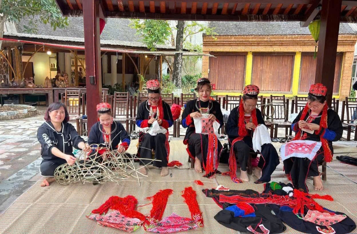 Nghề thêu thổ cẩm không chỉ là di sản văn hóa truyền thống mà còn đang mở ra hướng đi mới cho phát triển du lịch cộng đồng Nghề thêu thổ cẩm không chỉ là di sản văn hóa truyền thống mà còn đang mở ra hướng đi mới cho phát triển du lịch cộng đồng