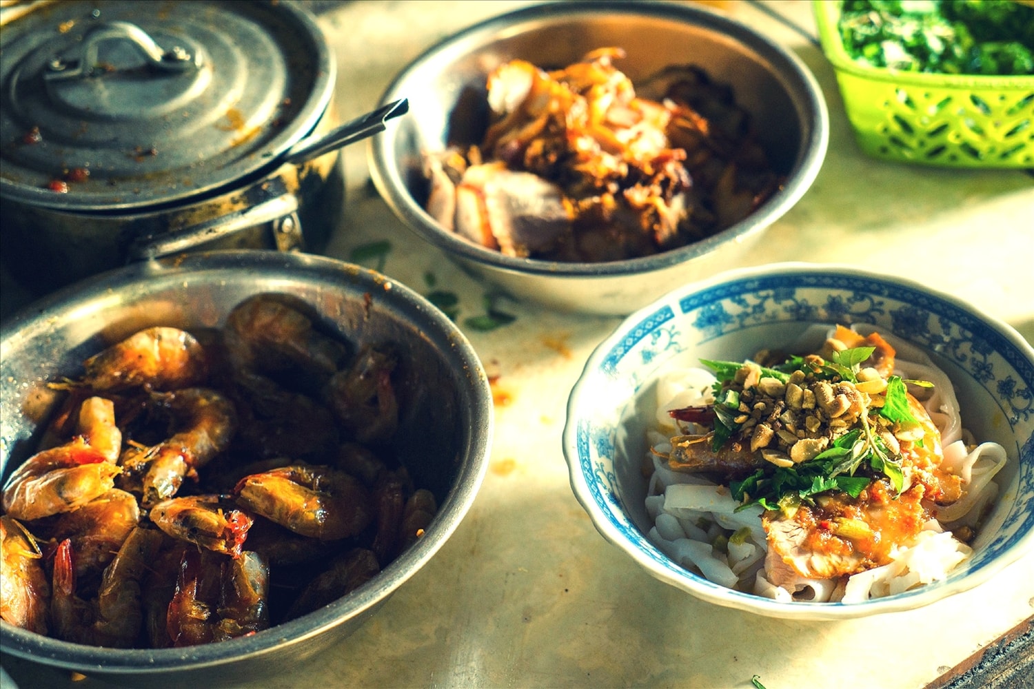 Mỳ Quảng có nhiều biến thể khác nhau, từ mỳ gà, tôm, thịt, trứng, bò, cho tới mỳ sứa, mỳ cá lóc… phù hợp cho sự đa dạng về nhu cầu của du khách.