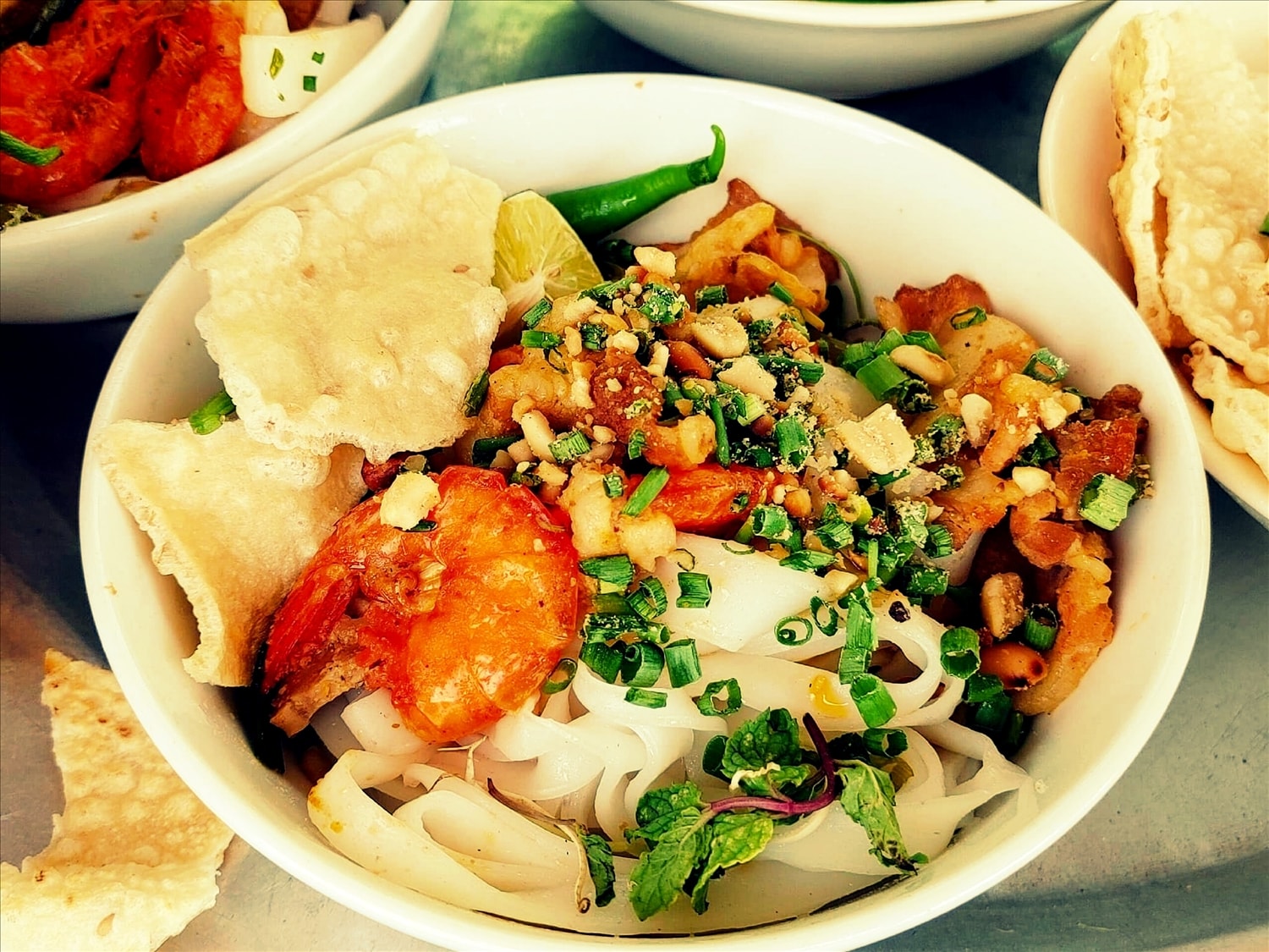 Sự kết hợp hoàn hảo giữa sợi mỳ vàng óng với thịt gà thơm mềm, đậu phộng béo bùi và rau thơm quyện trong nước sốt sánh quyện, đậm đà.