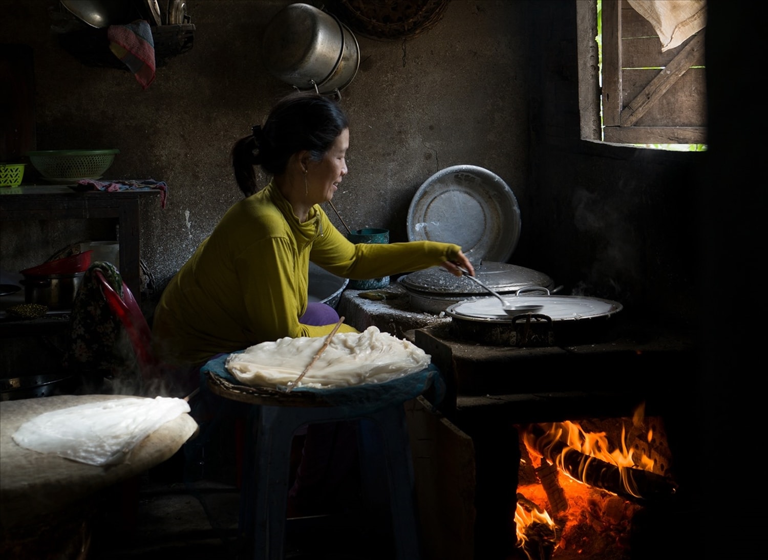 Người đổ mỳ dùng khuôn tròn có căng vải thẳng trên nồi nước sôi, đổ bột lên đậy nắp một vài phút cho chín, tráng thêm một lớp bột mỏng để lá mỳ dày.