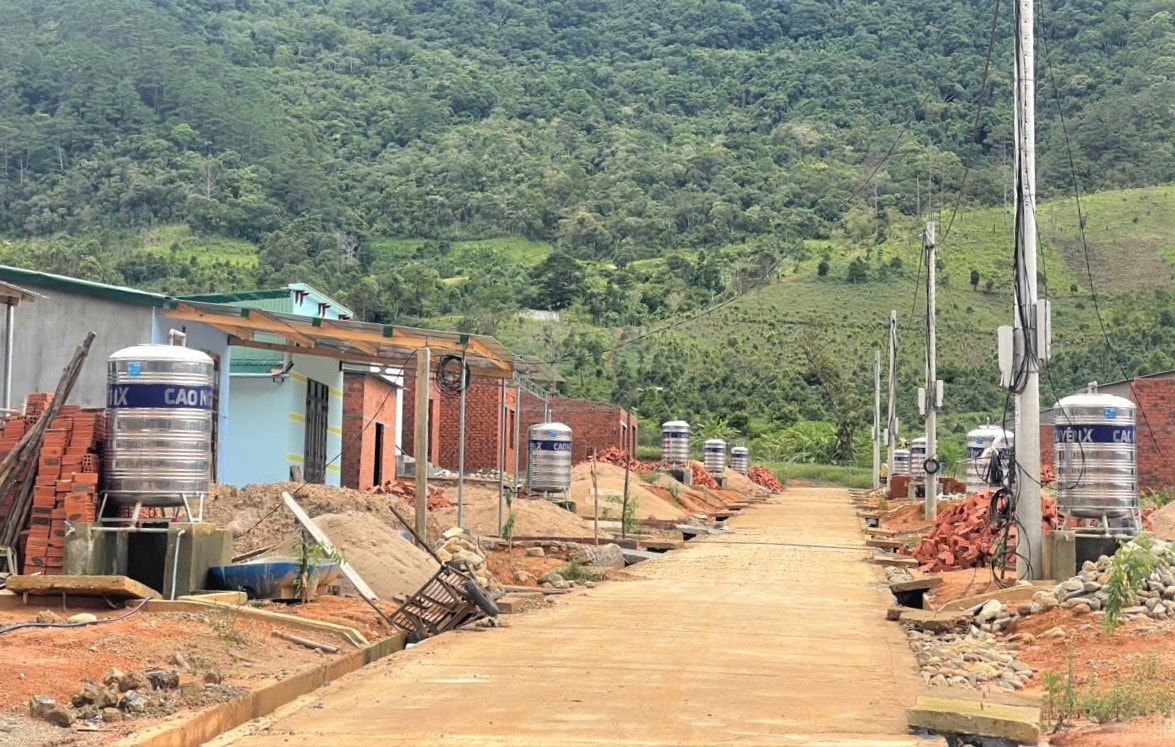 Các hộ dân đang đẩy nhanh tiến độ xây dựng và sớm hoàn thiện những căn nhà còn lại tại Dự án bố trí sắp xếp dân cư tập trung thôn Kon Liêm, xã Xốp, huyện Đăk Glei