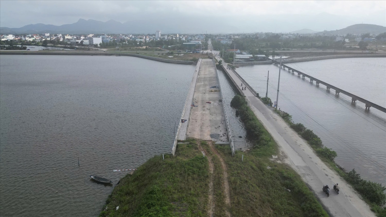 Dự án cầu Tam Giang nối xã Tam Giang với thị trấn Núi Thành, với mức đầu tư khoảng 150 tỷ đồng.