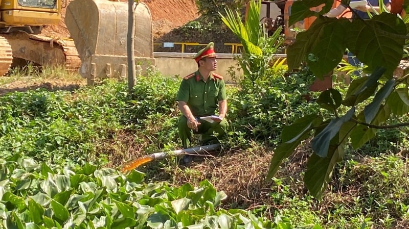 Công an tiếp cận một đường ống dẫn nước thải ra ngoài môi trường.