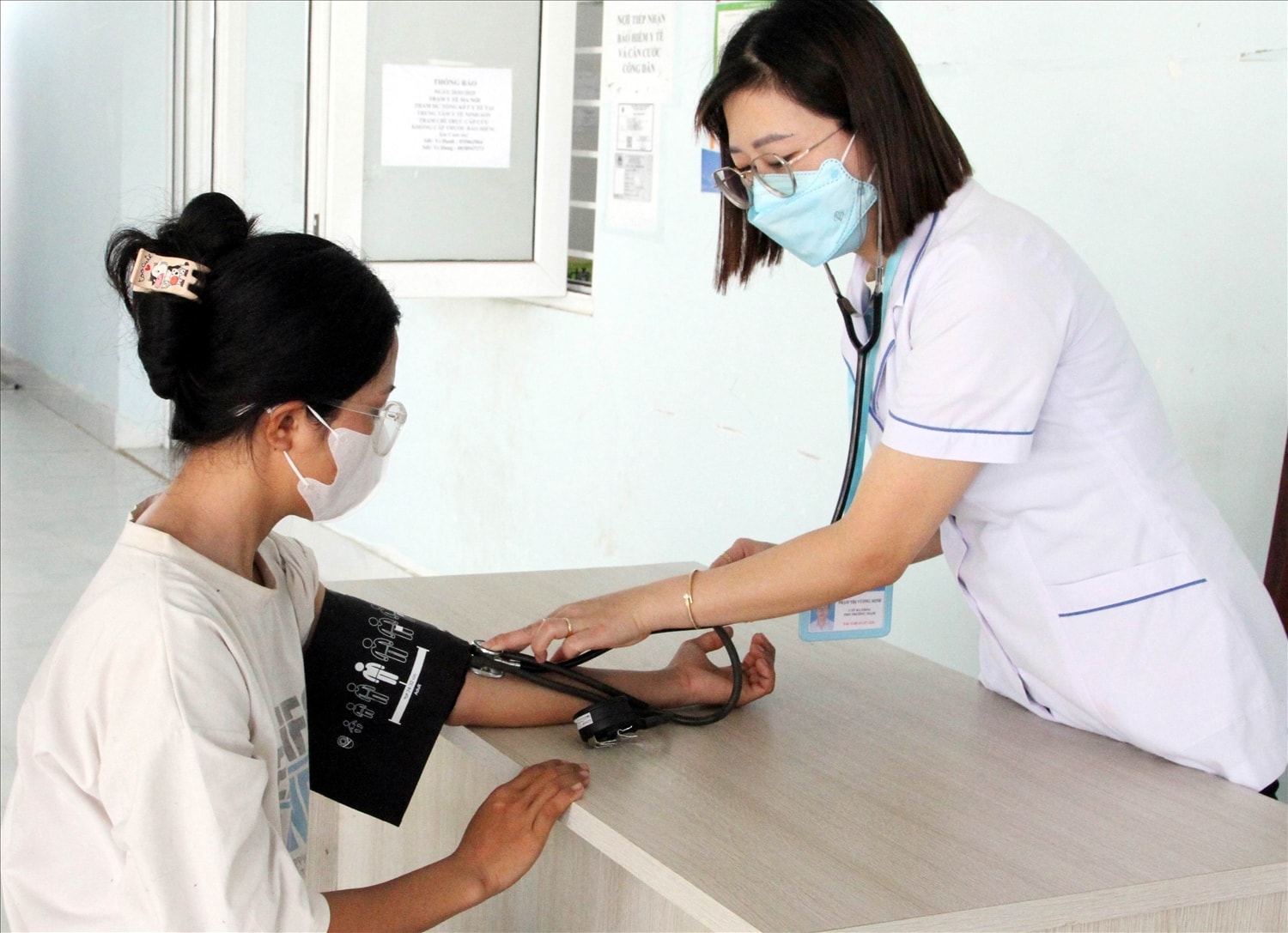 Y sĩ Phạm Thị Vương Minh, Phó Trưởng Trạm Y tế xã Ma Nới, huyện Ninh Sơn, khám bệnh cho chị Ma Hy Thị Kiều, dân tộc Raglay ở thôn Gia Hoa. Y sĩ Phạm Thị Vương Minh, Phó Trưởng Trạm Y tế xã Ma Nới, huyện Ninh Sơn, khám bệnh cho chị Ma Hy Thị Kiều, dân tộc Raglay ở thôn Gia Hoa.