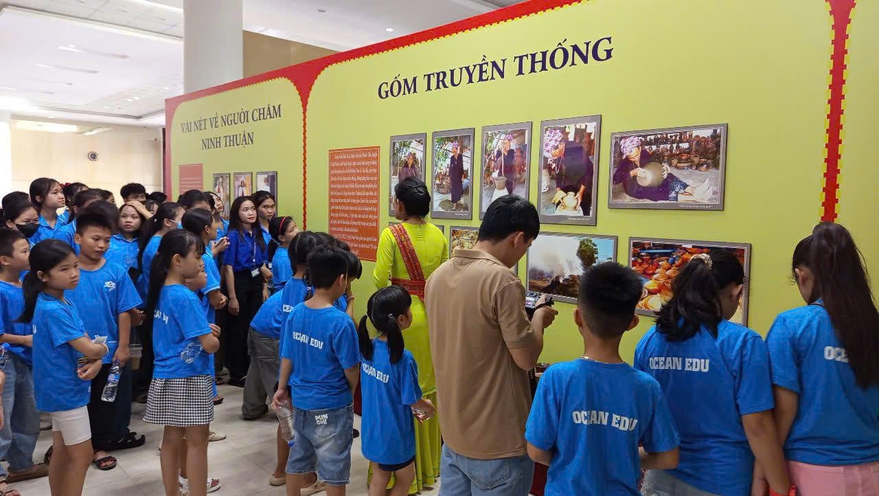 Đông đảo sinh viên trường Đại học Quảng Nam và học sinh Anh ngữ Quốc tế OCEAN EDU Quảng Nam và khách tham quan trưng bày.