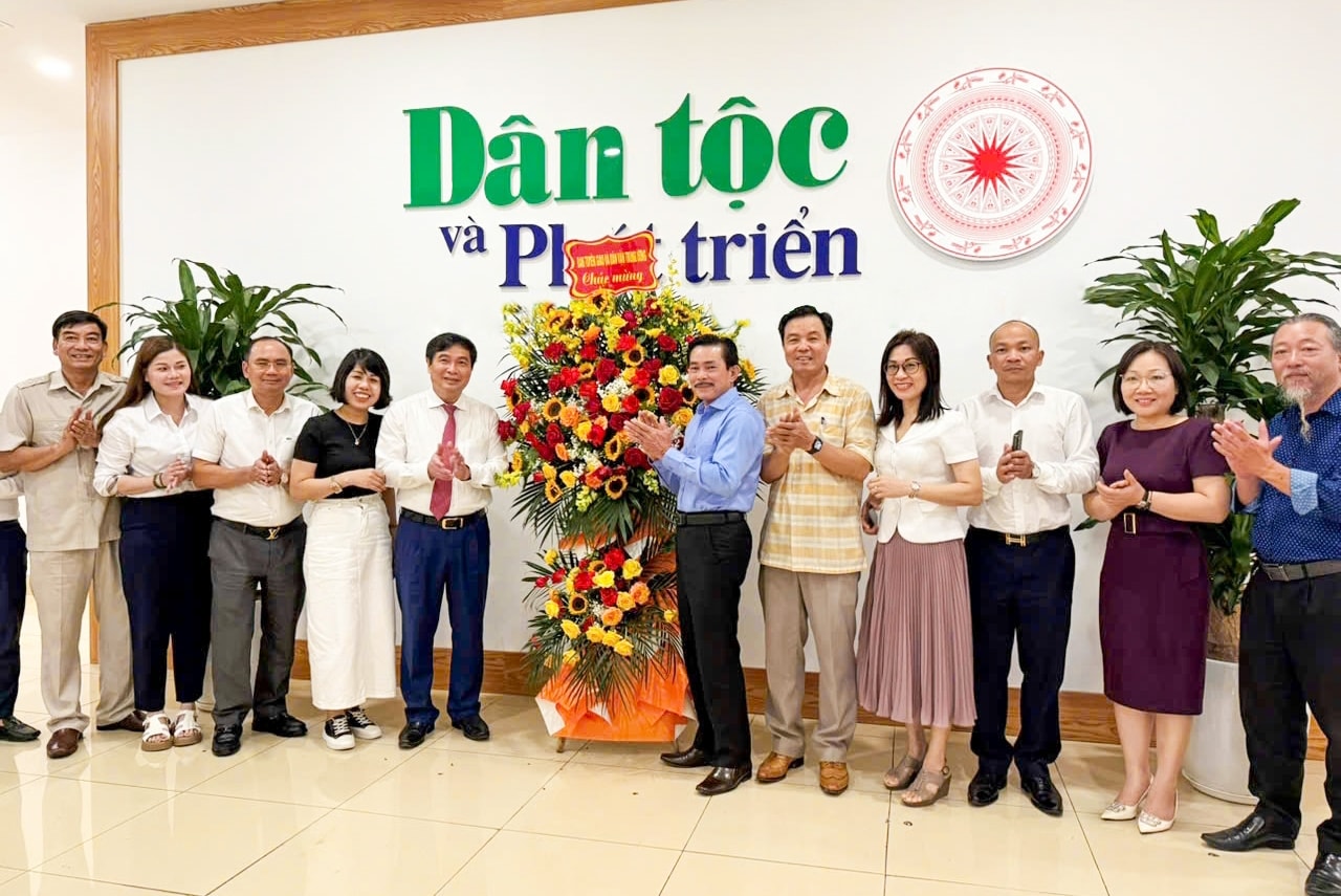 Ông Phan Xuân Thủy tặng hoa chúc mừng và chụp ảnh lưu niệm với Lãnh đạo, phóng viên, biên tập viên Báo Dân tộc và Phát triển