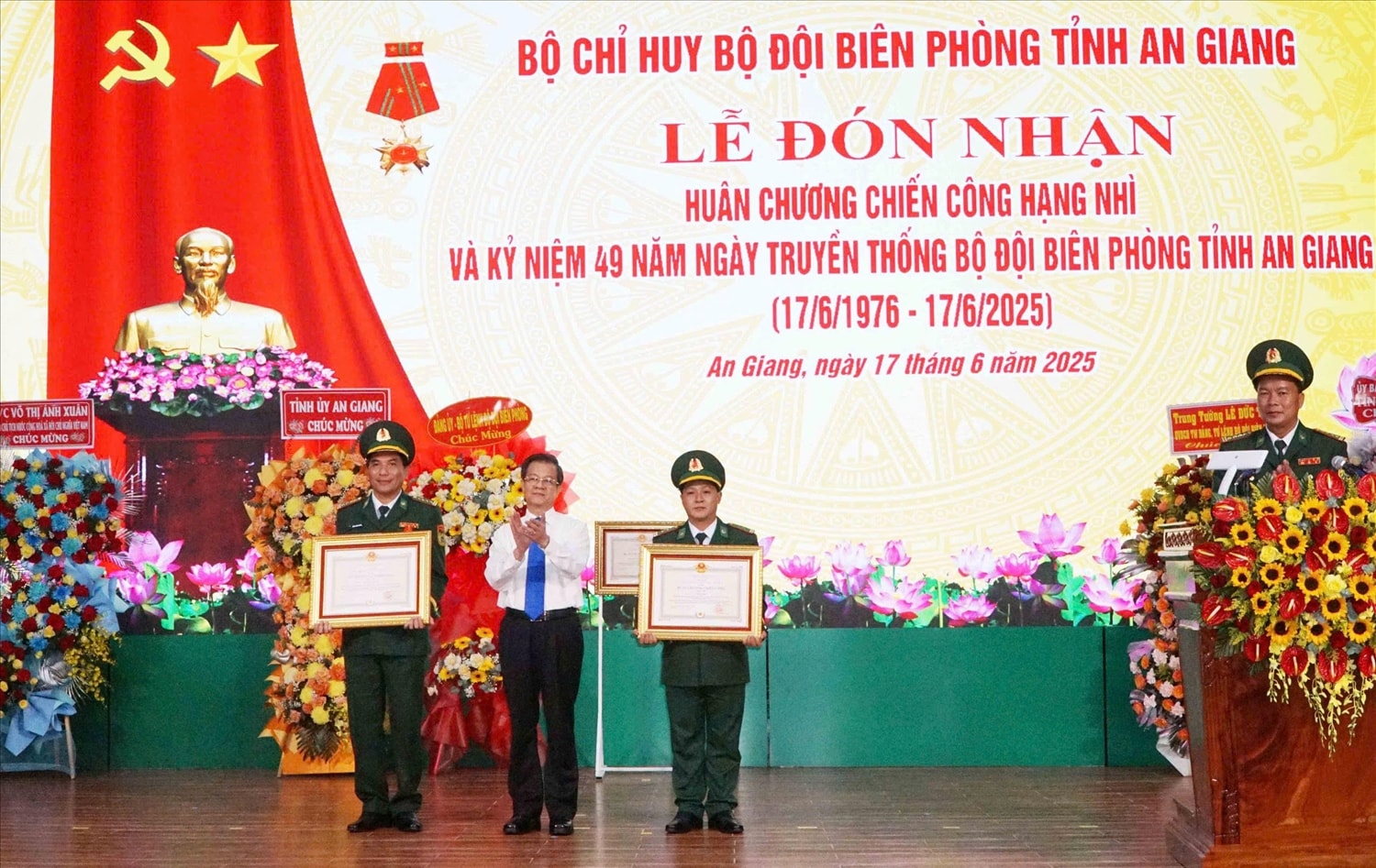 Bí thư Tỉnh uỷ An Giang  Lê Hồng Quang trao Huân chương Chiến công hạng Nhì cho 2 cá nhân