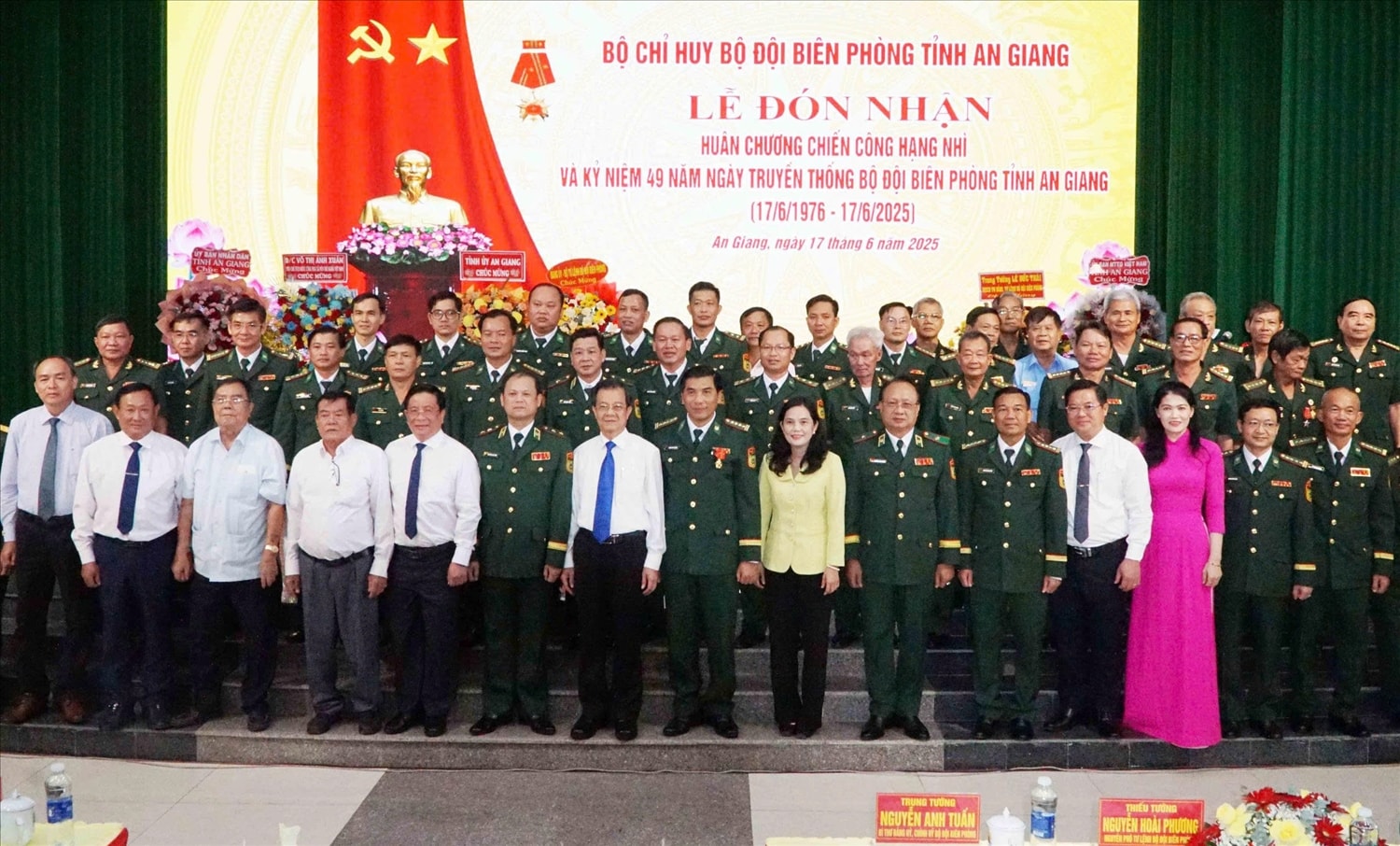 Các đại biểu chụp ảnh lưu niệm cùng BĐBP tỉnh An Giang tại buổi lễ 