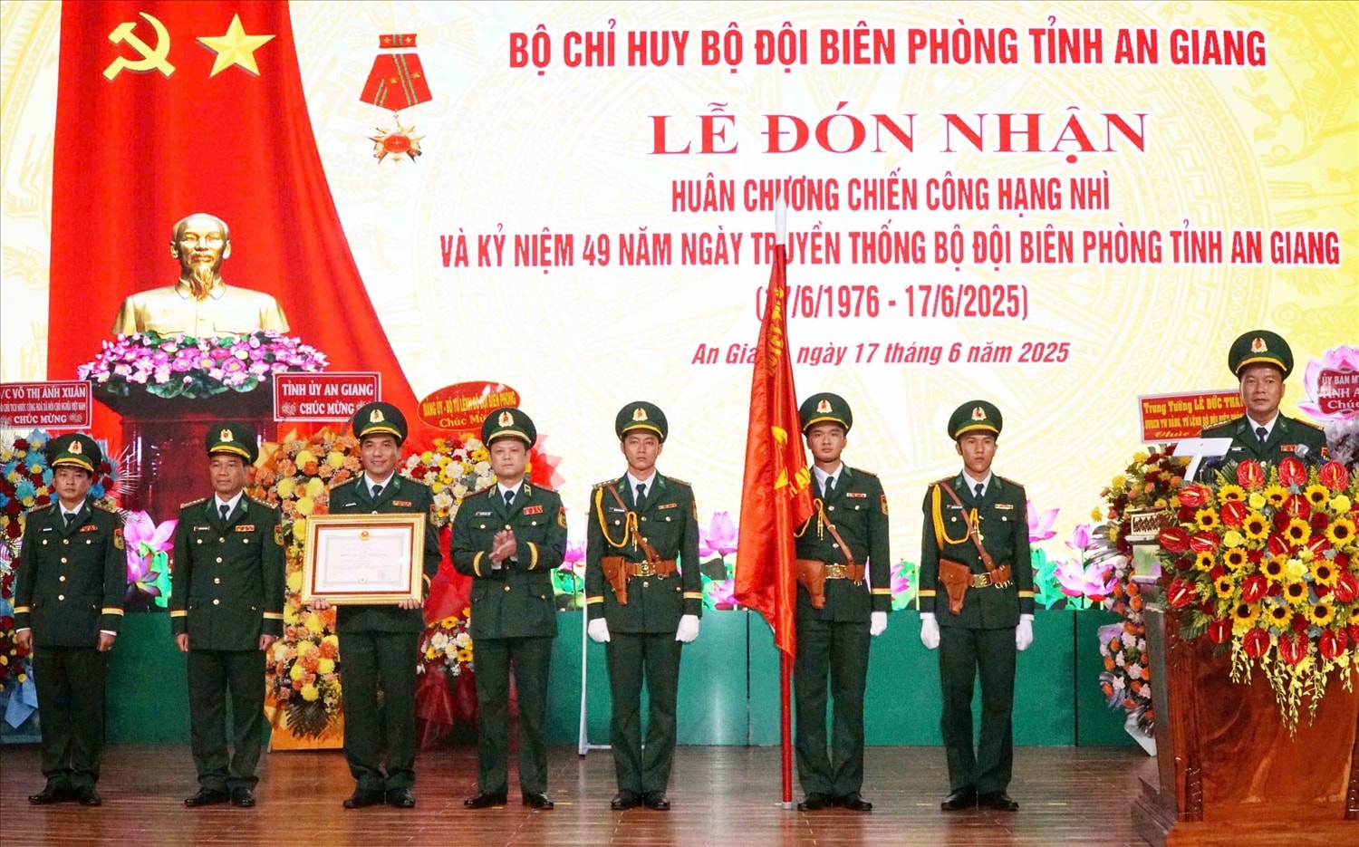 Trung tướng Nguyễn Anh Tuấn, Chính uỷ BĐBP trao Huân chương Chiến công hạng Nhì cho  tập thể BĐBP An Giang 