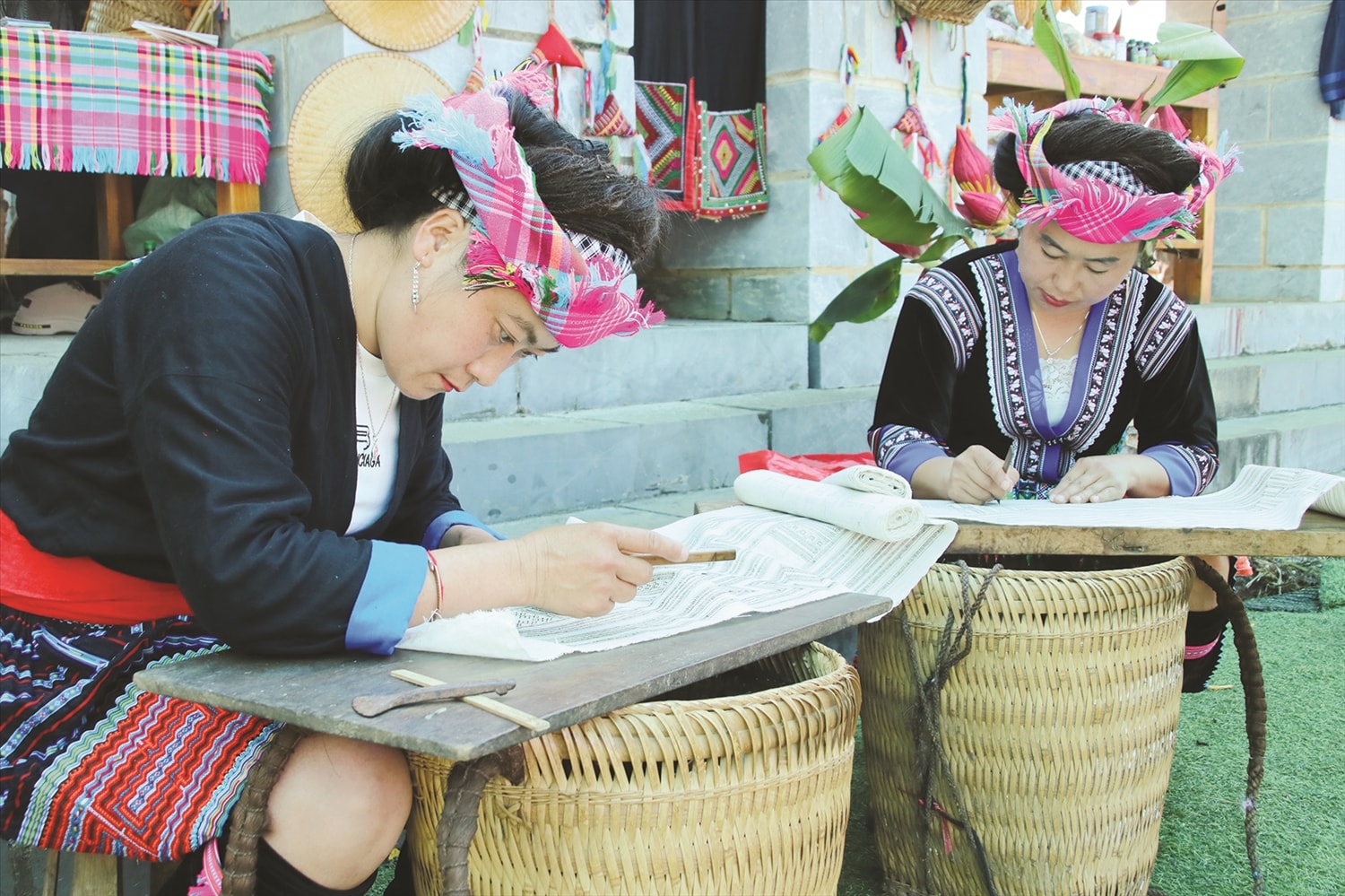 Đối với phụ nữ dân tộc Mông, vẽ hoa văn trên vải lanh bằng sáp ong  là một nghề thủ công truyền thống từ lâu đời