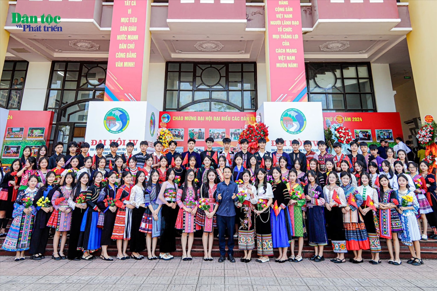 Phóng viên Cao Tuấn Ninh (ở giữa) trong chuyến tác nghiệp đại hội các dân tộc thiểu số tỉnh Thái Nguyên năm 2024