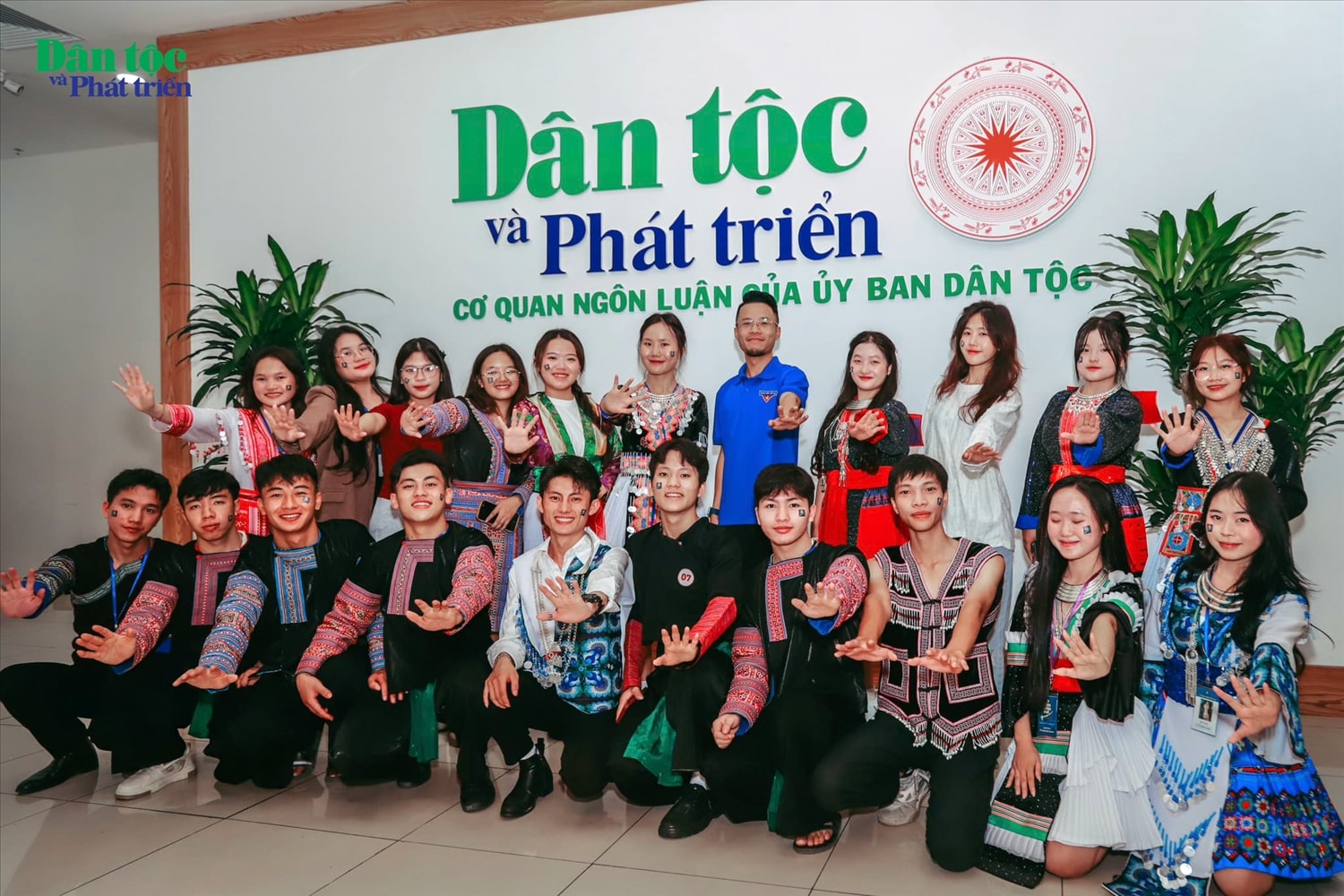 Phóng viên Cao Tuấn Ninh cùng các bạn  sinh viên dân tộc Mông đang sinh sống và học tập tại Hà Nội