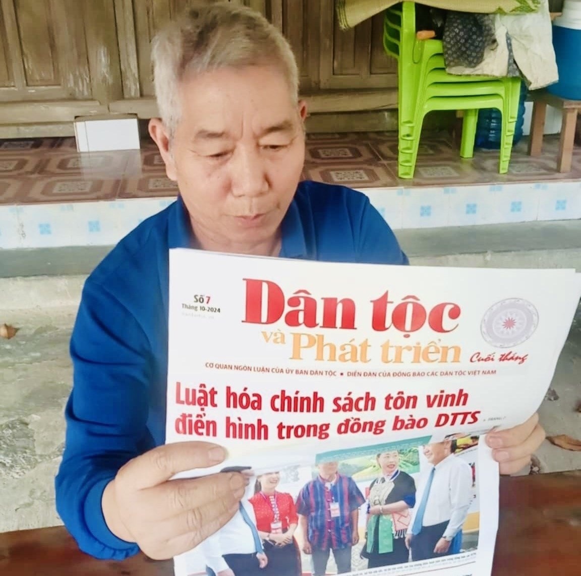 Ông Đinh Văn Chờ thường xuyên đọc báo Dân tộc và Phát triển để biết thêm nhiều thông tin mới.
