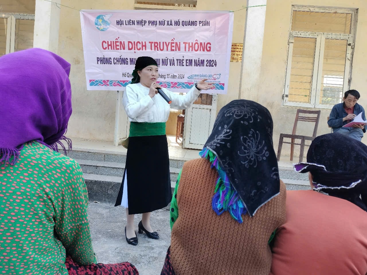 Chị Vàng Thị Say, Chủ tịch Hội LHPN xã Hố Quáng Phìn, hướng dẫn chị em phụ nữ cách phòng, chống mua bán phụ nữ và trẻ em tại buổi truyền thông