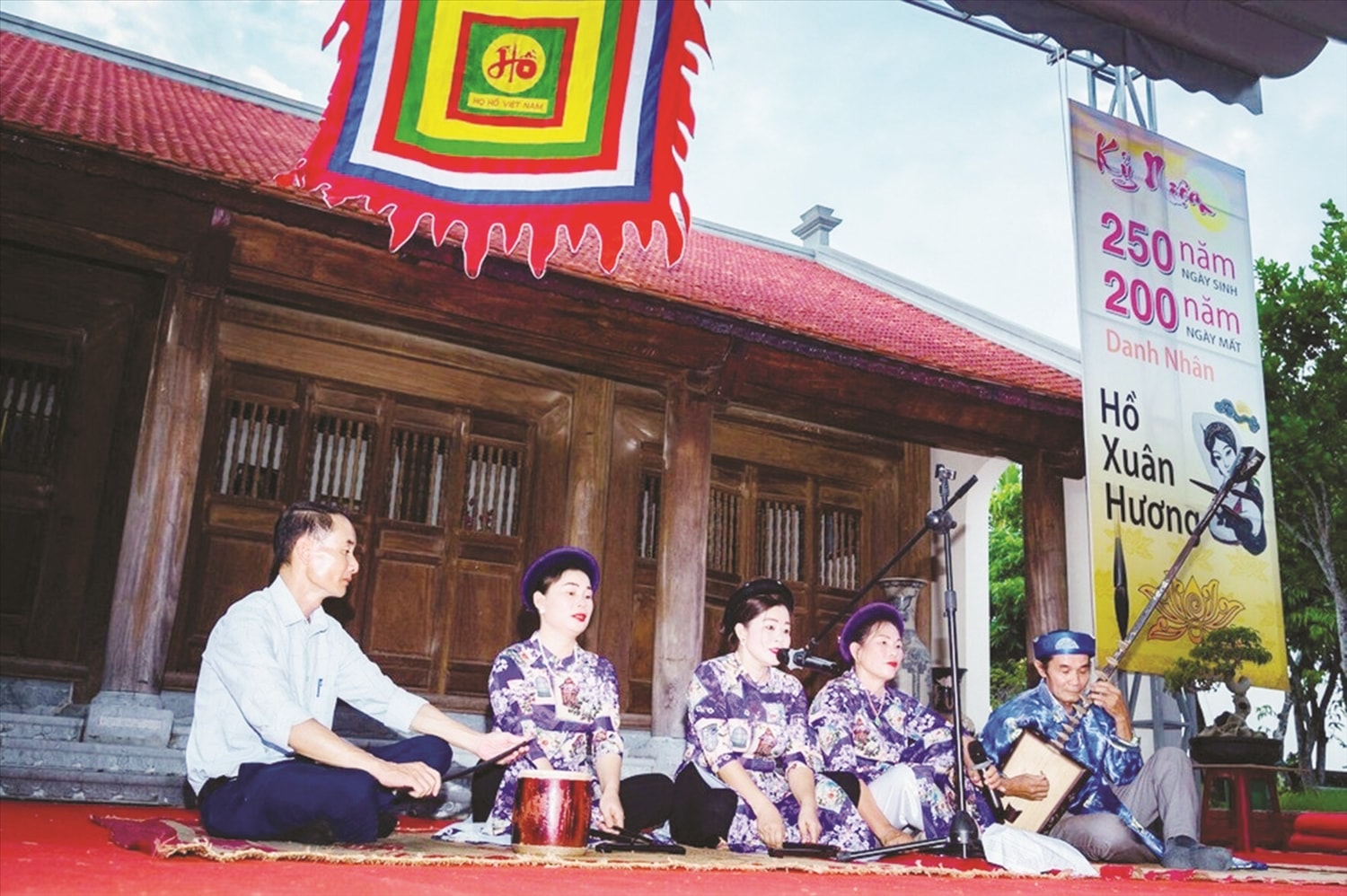 Một tiết mục trong buổi giao lưu thơ, nhạc Bà Chúa thơ Nôm  Hồ Xuân Hương tại làng Quỳnh Đôi