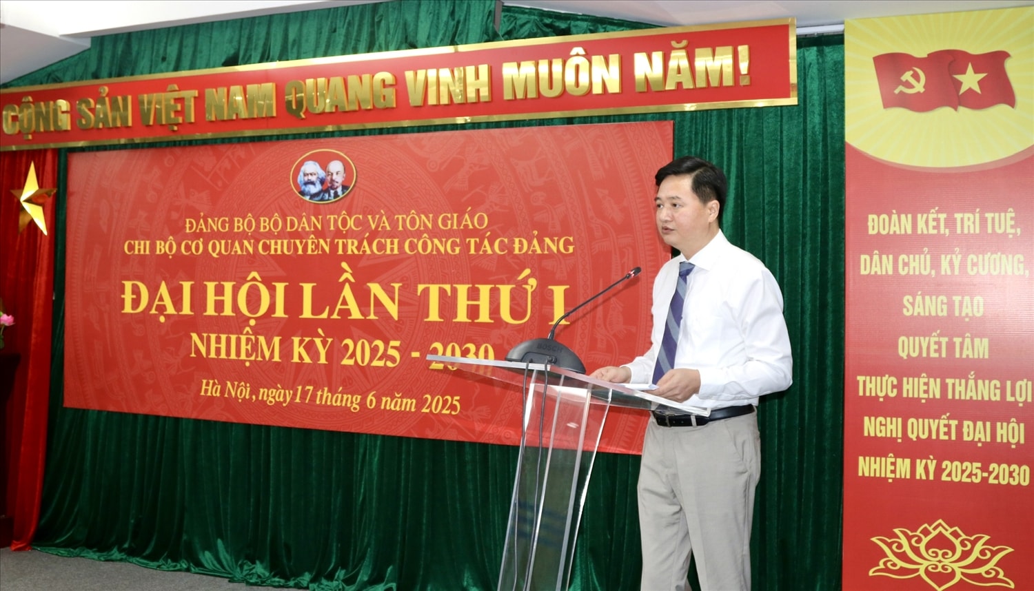 Ông Cầm Văn Thanh, Bí thư Chi bộ phát biểu tại Đại hội