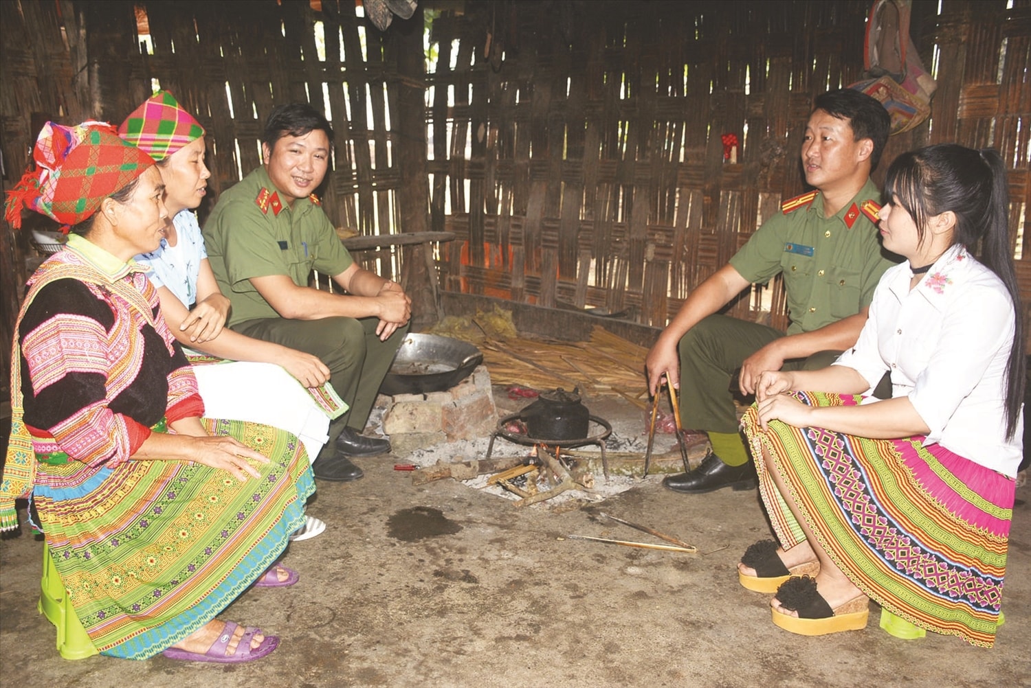 Cán bộ Công an tỉnh Tuyên Quang cùng đại diện chính quyền cơ sở tuyên truyền, phổ biến pháp luật về tôn giáo và chính sách dân tộc của Đảng, Nhà nước cho đồng bào Mông tại thôn Nà Mộ, xã Hùng Lợi, huyện Yên Sơn, tỉnh Tuyên Quang 