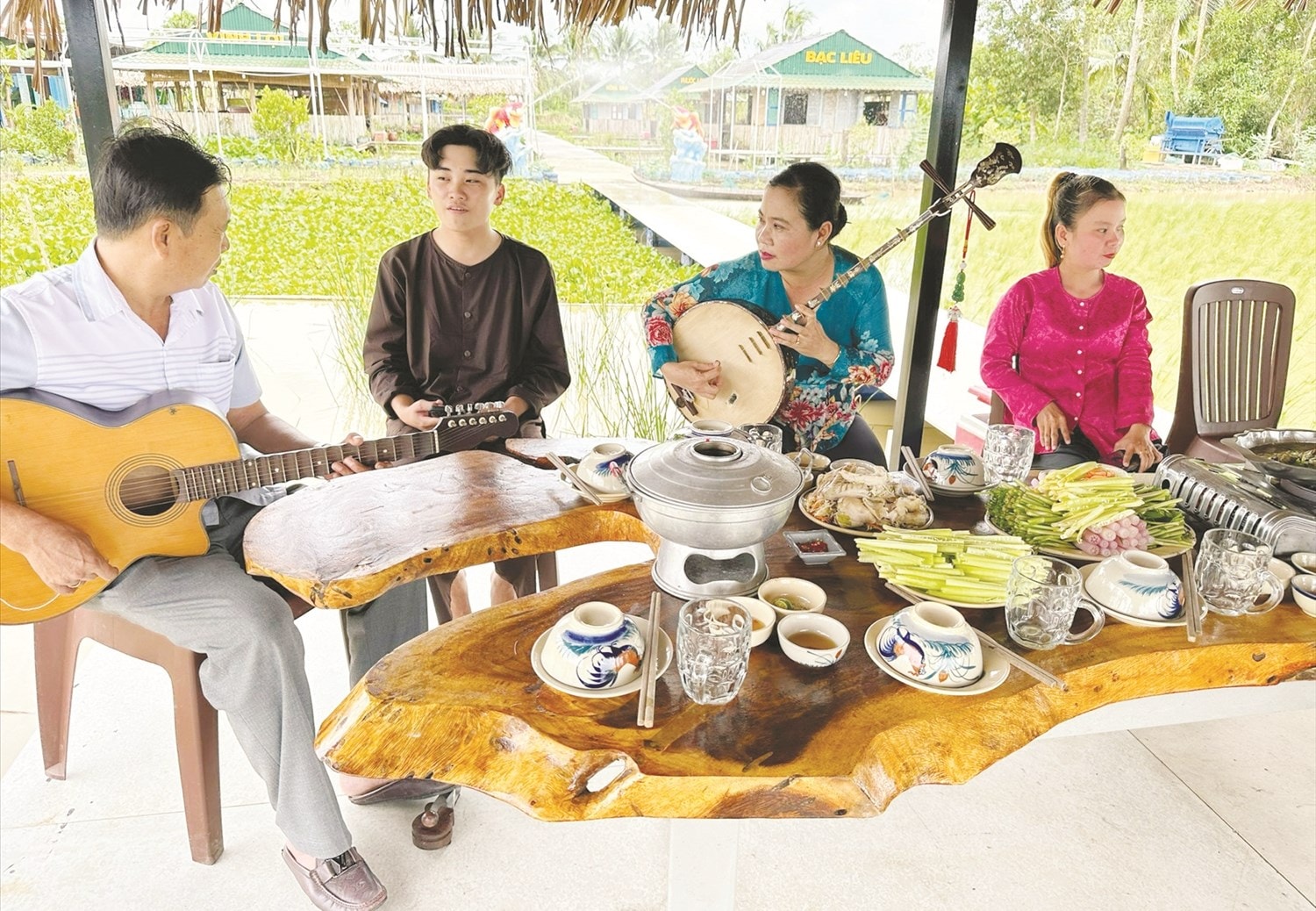 Đờn ca tài tử phục vụ khách tham quan du lịch sinh thái tại Cánh đồng cậu Ba tỉnh Bạc Liêu Đờn ca tài tử phục vụ khách tham quan du lịch sinh thái tại Cánh đồng cậu Ba tỉnh Bạc Liêu