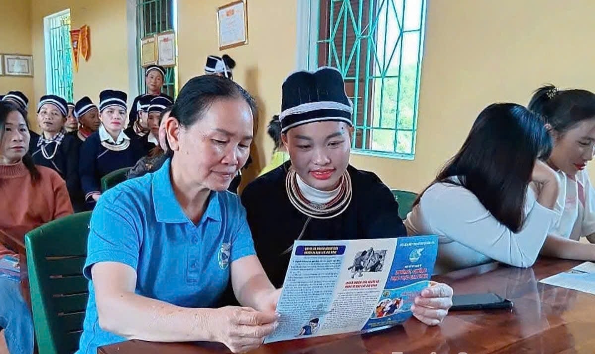 Hội viên phụ nữ thôn 2 Yên Lập, xã Yên Phú (Hàm Yên) đọc tờ gấp truyền thông về phòng, chống bạo lực gia đình.