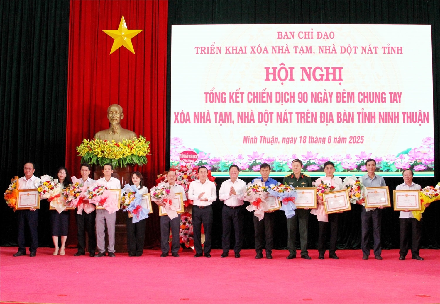 Ông Phạm Văn Hậu, Phó Bí thư Thường trực Tỉnh ủy Ninh Thuận; Trần Quốc Nam, Chủ tịch UBND tỉnh tặng Bằng khen và tặng hoa các tập thể đạt thành tích xuất sắc trong Phong trào thi đua “Chung tay xóa nhà tạm, nhà dột nát trên phạm vi cả nước năm 2025” trên địa bàn tỉnh Ninh Thuận. 