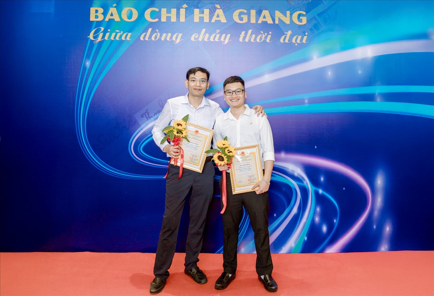 Nhóm phóng viên Báo Dân tộc và Phát triển đoạt Giải C ở hạng mục Báo điện tử với loạt bài 4 kỳ có tiêu đề: “Hoa trên Cao nguyên đá”