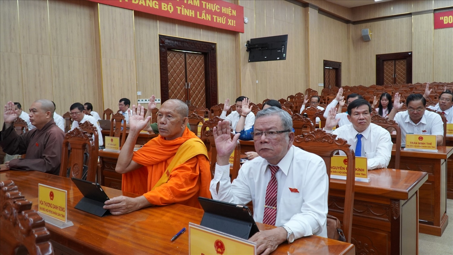 Các đại biểu thông qua nghị quyết của HĐND tỉnh Kiên Giang