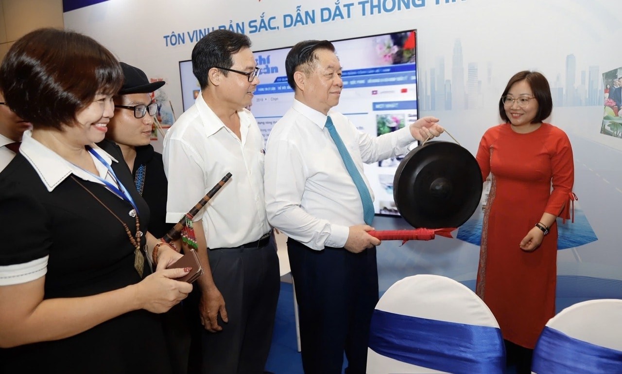 Ông Nguyễn Trọng Nghĩa thăm gian trưng bày của cơ quan báo chí thuộc Bộ Dân tộc và Tôn giáo tại Hội Báo toàn quốc năm 2025 (Ảnh: Tuấn Ninh).
