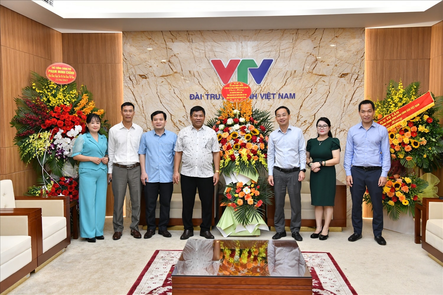 Thứ trưởng Bộ Dân tộc và Tôn giáo Y Thông chúc mừng  Đài Truyền hình Việt Nam