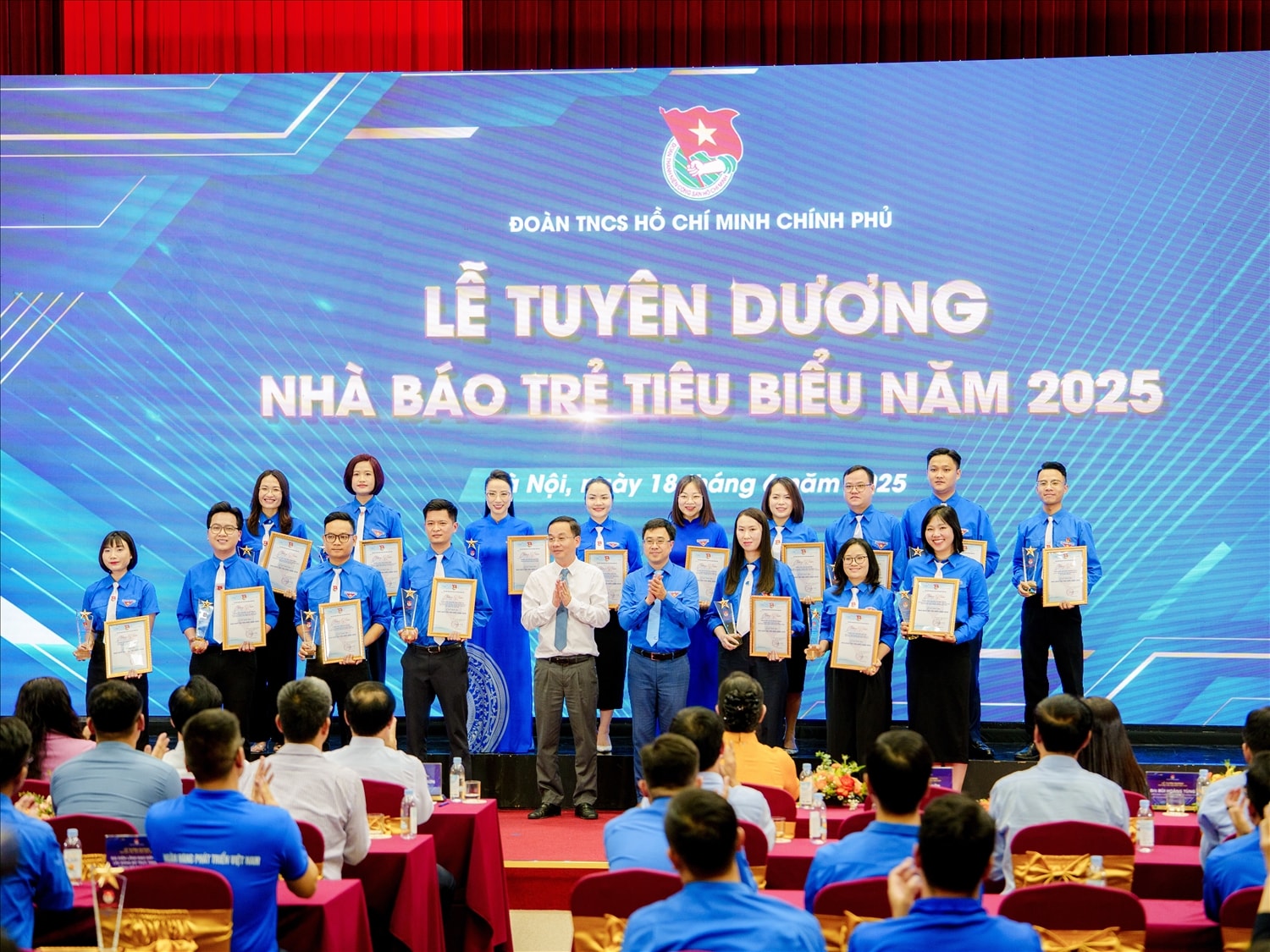 Phóng viên Cao Tuấn Ninh (ngoài cùng bên phải) tại Lễ Tuyên dương Nhà báo trẻ tiểu biểu năm 2025