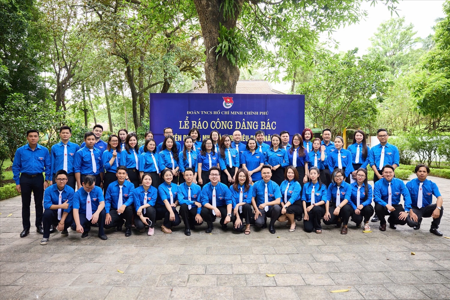 50 Nhà báo trẻ tiêu biểu Đoàn Thanh niên Chính phủ chụp ảnh lưu niệm tại Lễ Báo công dâng Bác tại  Khu di tích Chủ tịch Hồ Chí Minh