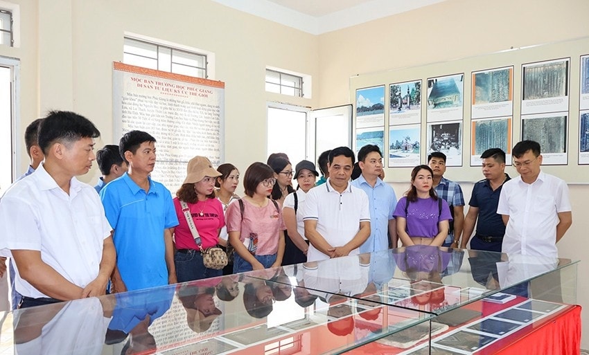 Du khách tham quan tại Trung tâm Bảo tồn và Phát huy di sản văn hóa Trường Lưu xã Kim Song Trường (Can Lộc)