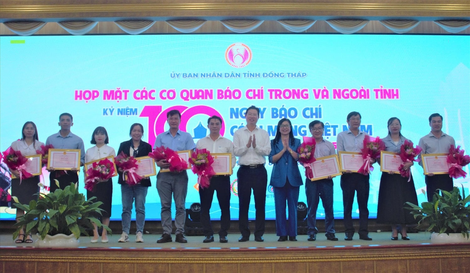 UBND tỉnh Đồng Tháp khen thưởng các phóng viên, nhà báo