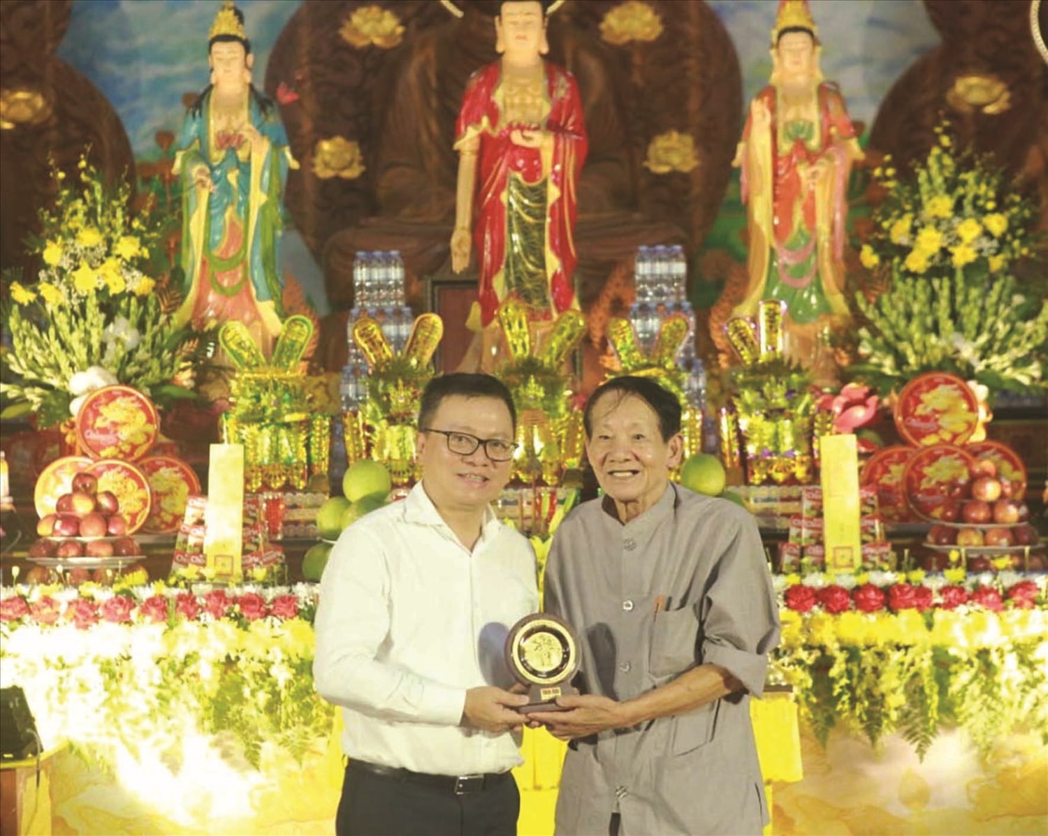 Ông Lê Quốc Minh, Ủy viên Trung ương Đảng, Tổng Biên tập Báo Nhân Dân, Phó Trưởng Ban Tuyên giáo và Dân vận Trung ương, Chủ tịch Hội Nhà báo Việt Nam trao Kỷ niệm chương của Hội Nhà báo Việt Nam cho nhà báo Văn Hiền