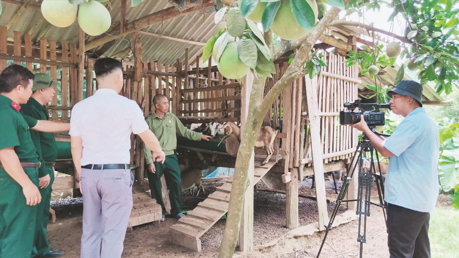Anh Phạm Ngọc Lợi, cán bộ Trung tâm Truyền thông và Văn hóa huyện Ba Chẽ tác nghiệp Anh Phạm Ngọc Lợi, cán bộ Trung tâm Truyền thông và Văn hóa huyện Ba Chẽ tác nghiệp