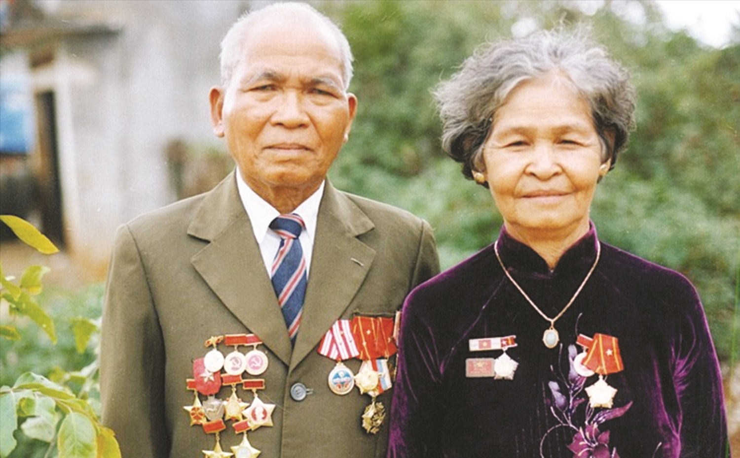 Ông Ksor Ní và vợ (ảnh chụp năm 2005)