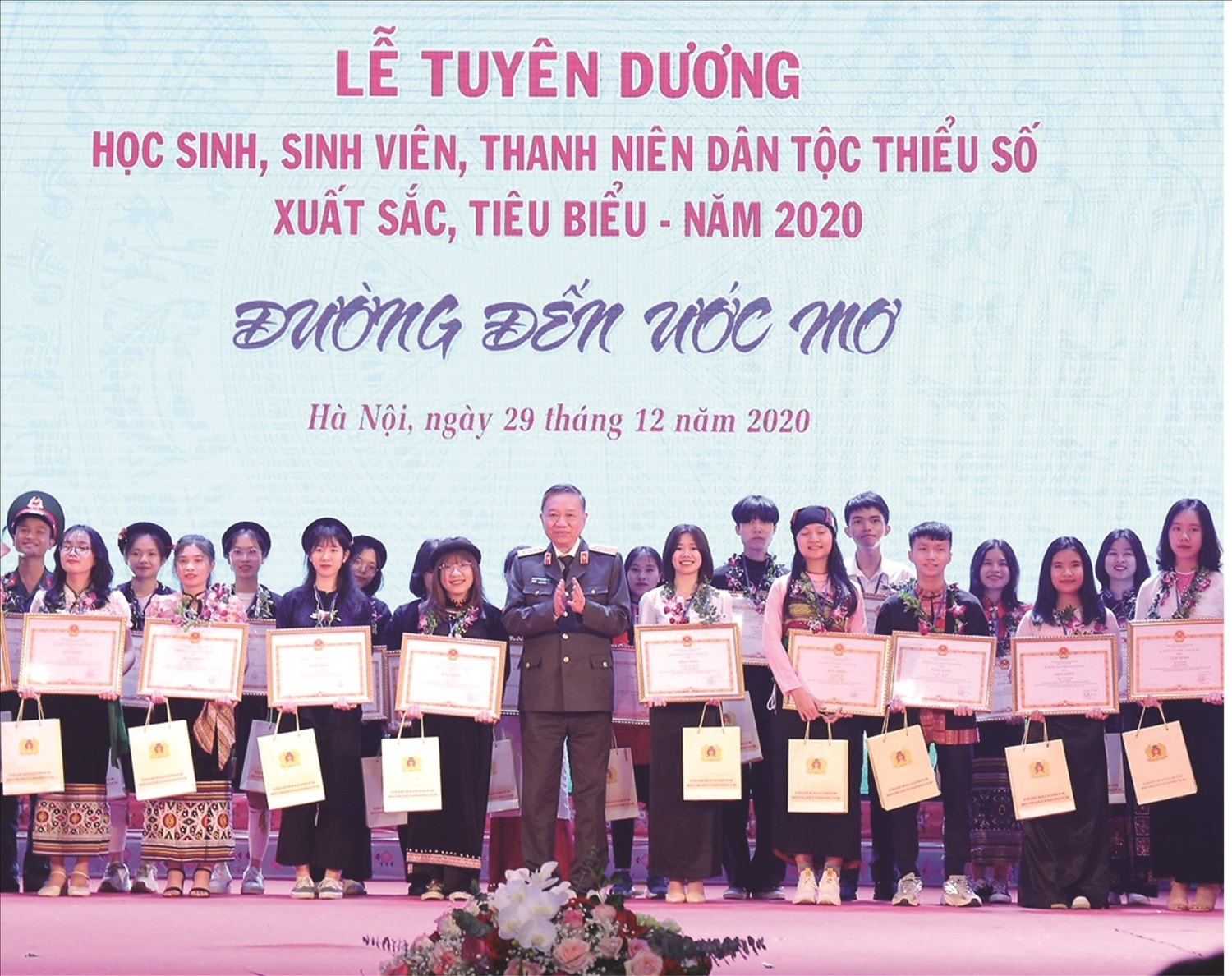 Đại tướng Tô Lâm, Bộ trưởng Bộ Công an (nay là Tổng Bí thư Ban Chấp hành Trung ương Đảng) trao Bằng khen và tặng quà các em học sinh, sinh viên, thanh niên DTTS xuất sắc, tiêu biểu tại Lễ Tuyên dương học sinh, sinh viên, thanh niên DTTS xuất sắc, tiêu biểu năm 2020 do Báo Dân tộc và Phát triển tổ chức.