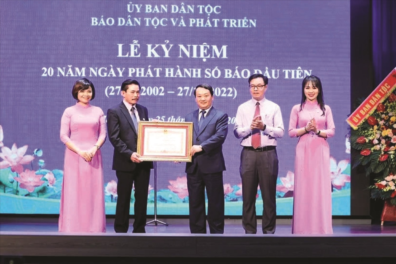 Nhân dịp Kỷ niệm 20 năm Ngày phát hành số báo đầu tiên (27/10/2002 - 27/10/2022), thừa ủy quyền của Thủ tướng Chính phủ, Bộ trưởng, Chủ nhiệm UBDT Hầu A Lềnh trao Bằng khen của Thủ tướng Chính phủ cho tập thể Báo Dân tộc và Phát triển
