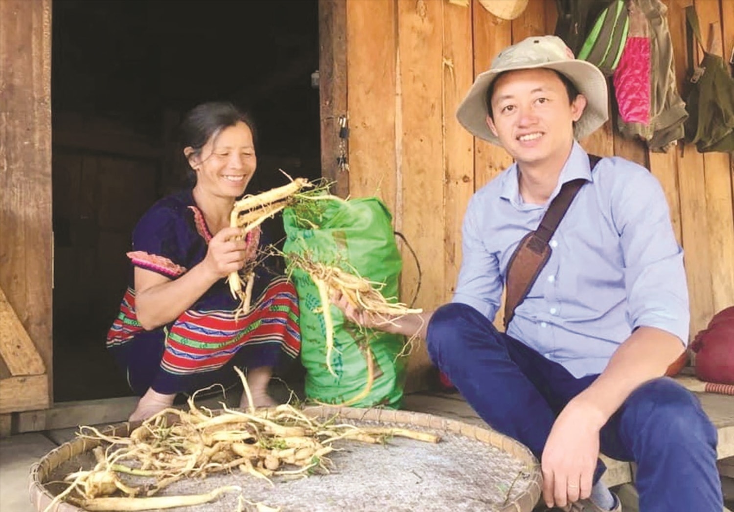 Phóng viên Ngọc Chí gặp gỡ chị Y Hlạng, làng Pu Tá, xã Măng Ri, huyện Tu Mơ Rông, tỉnh Kon Tum