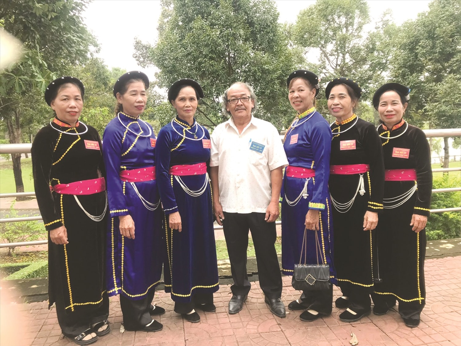 Cộng tác viên Hoàng Hà Thế với các nghệ nhân người Tày - Nùng của CLB Hát Then ở thôn Tân Lập, xã Ea Ly, huyện Sông Hinh, tỉnh Phú Yên.